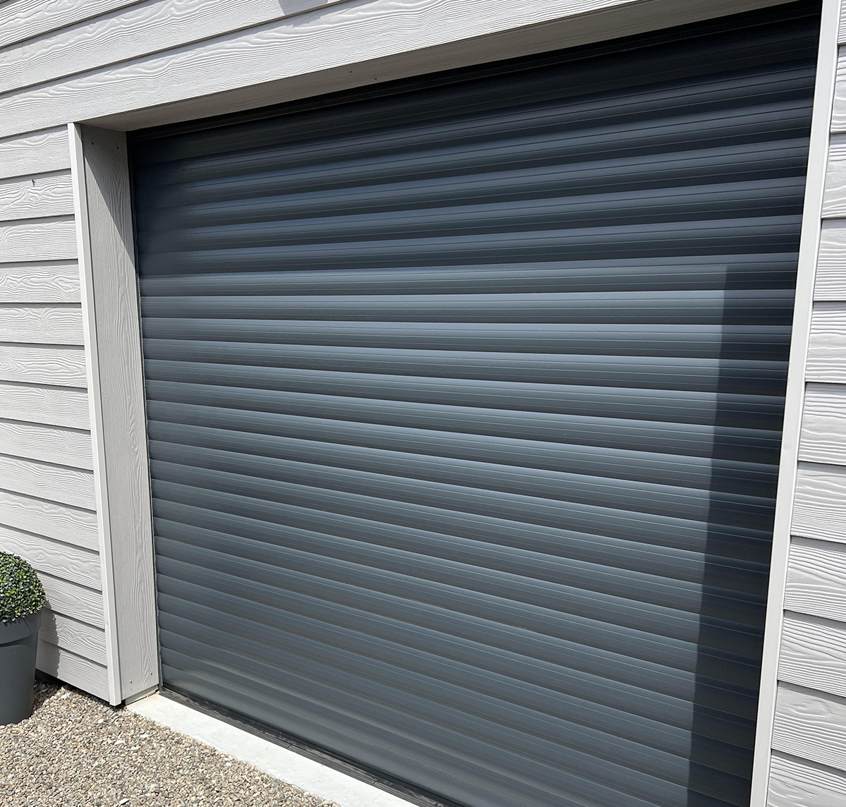 Porte de garage enroulable en aluminium gris anthracite