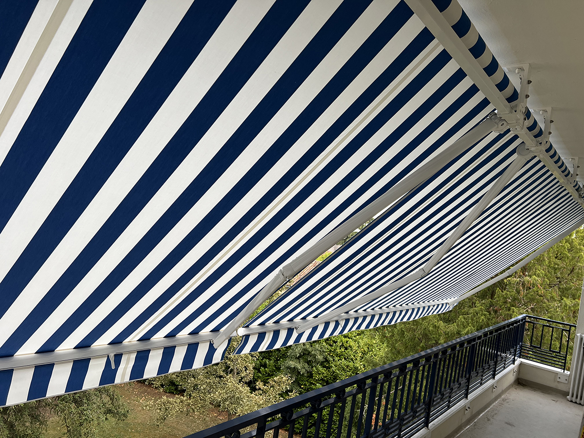 Store de balcon en tissu rayé bleu et blanc