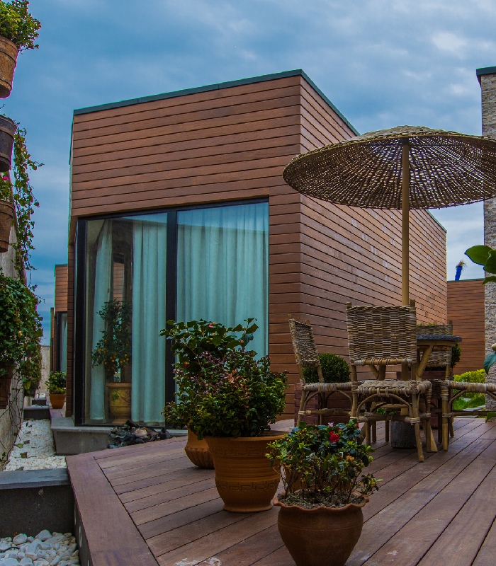 Extension moderne en bardage bois et terrasse