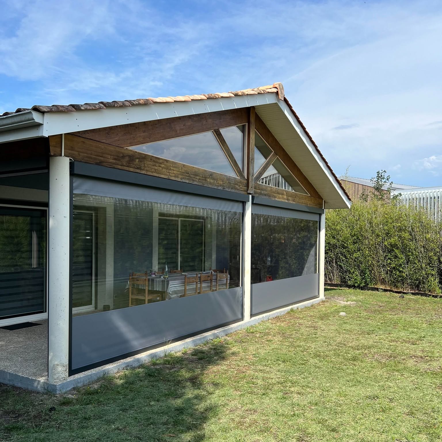 Store banne au dessus d'une terrasse