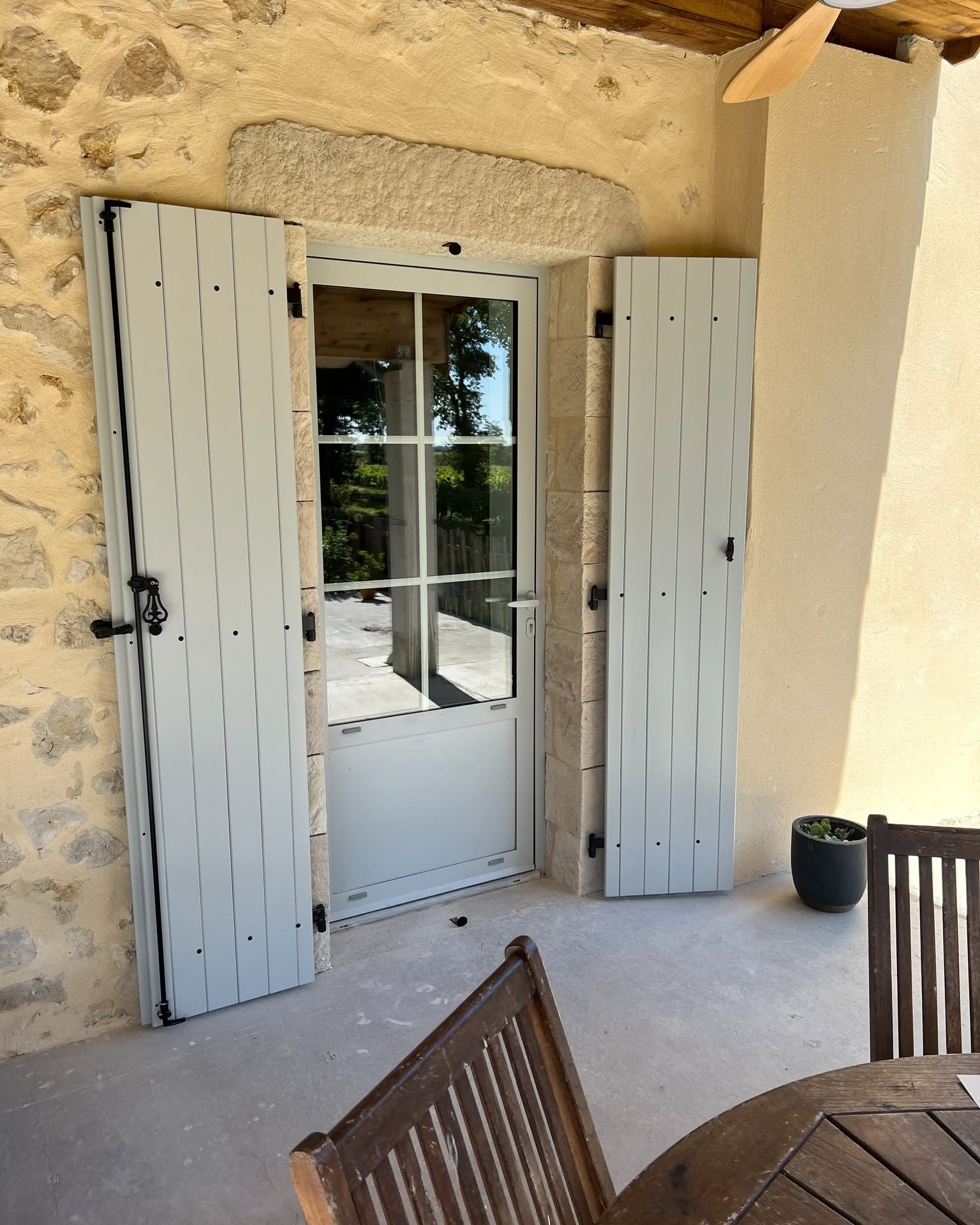 Extension moderne en bardage bois et terrasse