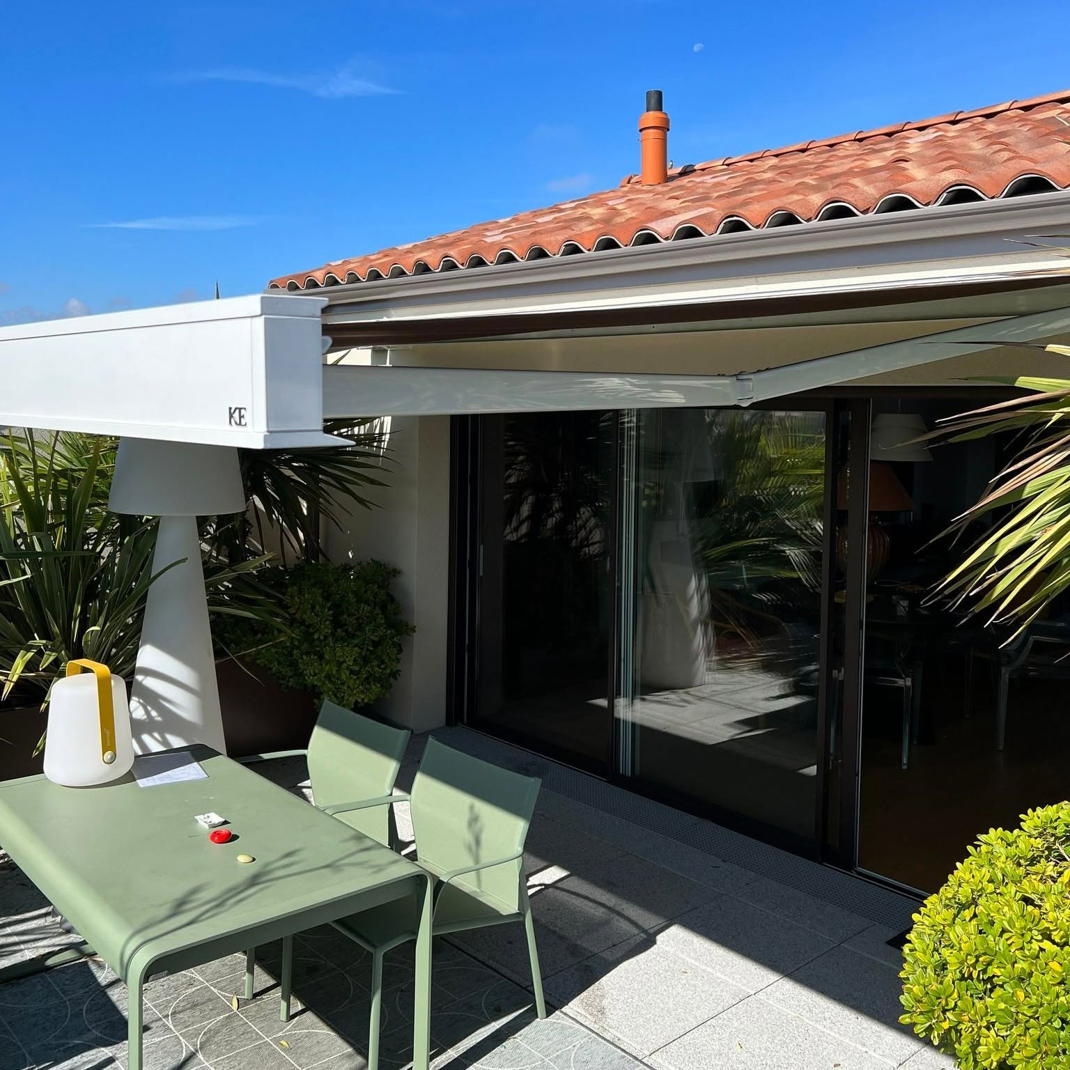 Store banne au dessus d'une terrasse